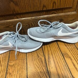 Barely used Nike Women’s Grey Mesh Tennis Shoes